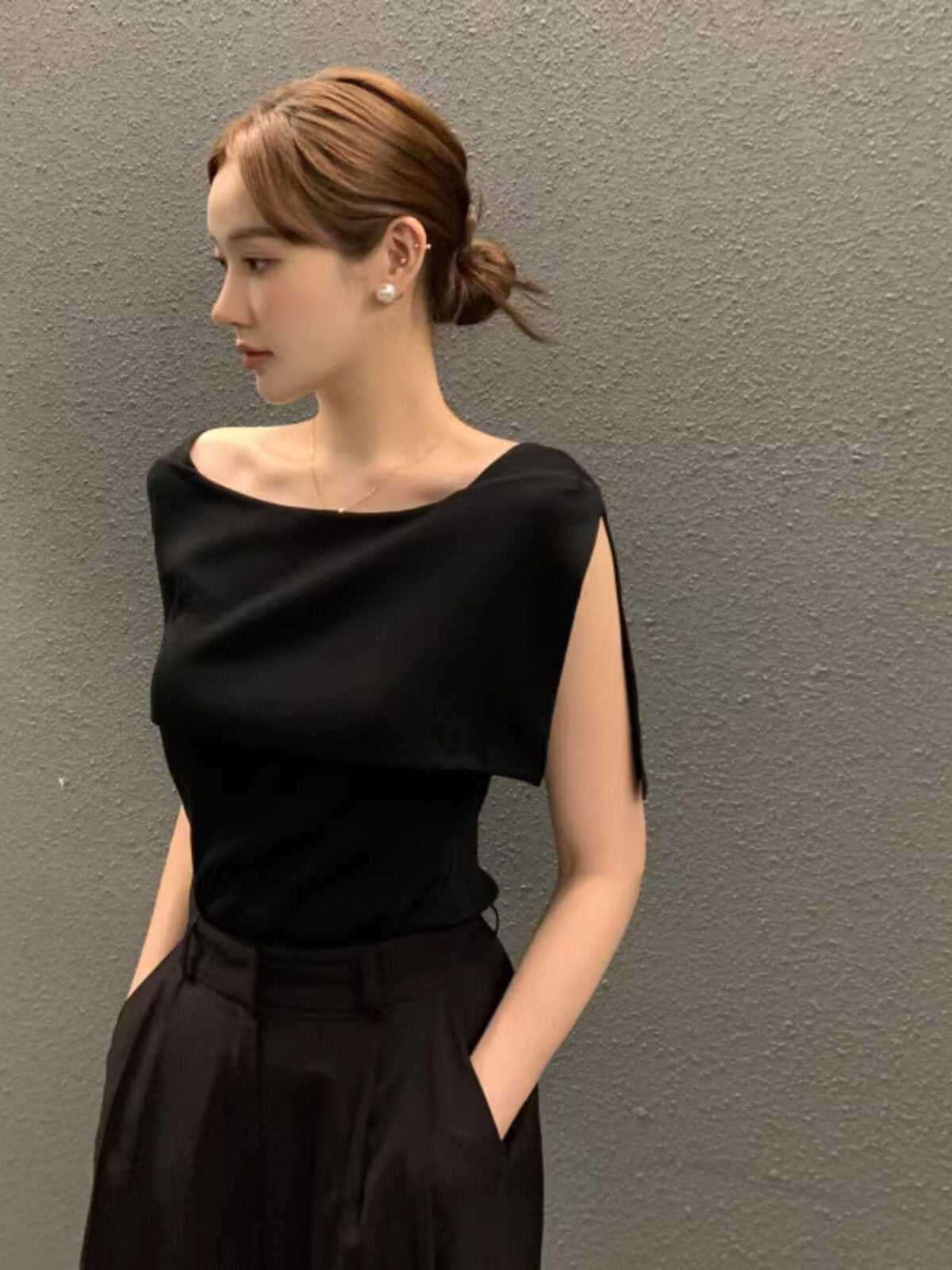 ショルダーのアシンメトリートップス