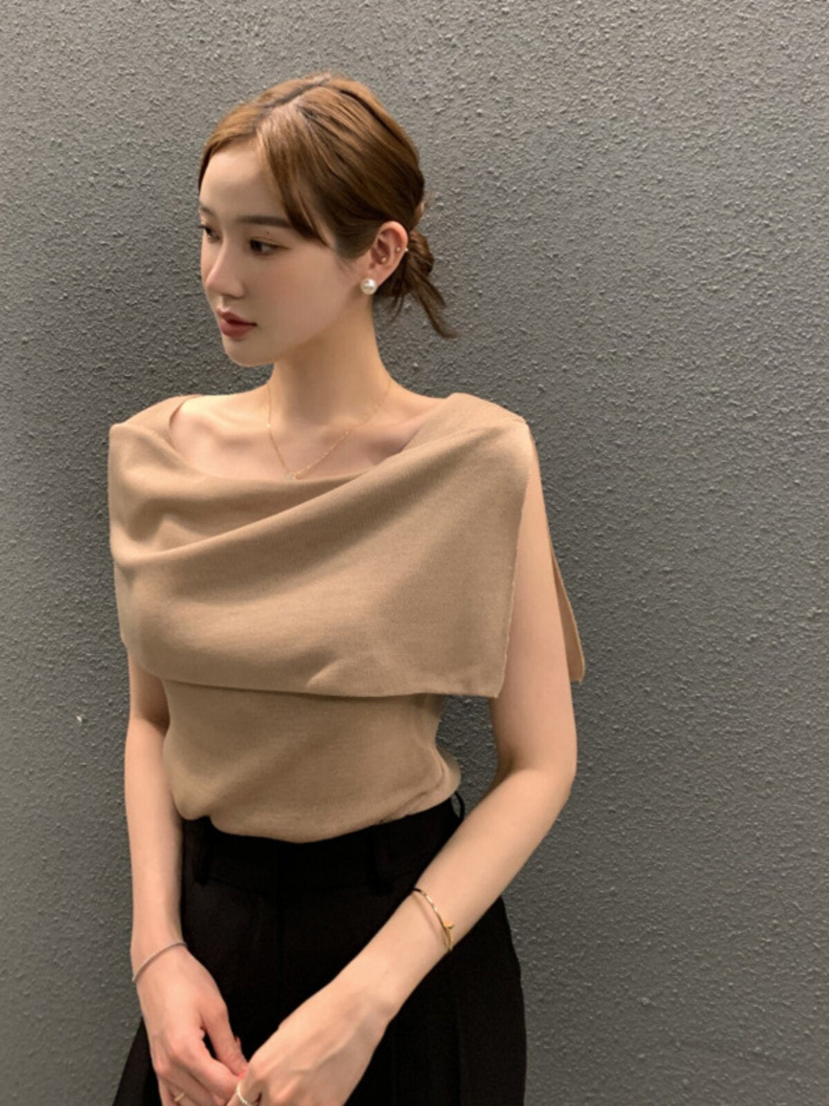 ショルダーのアシンメトリートップス